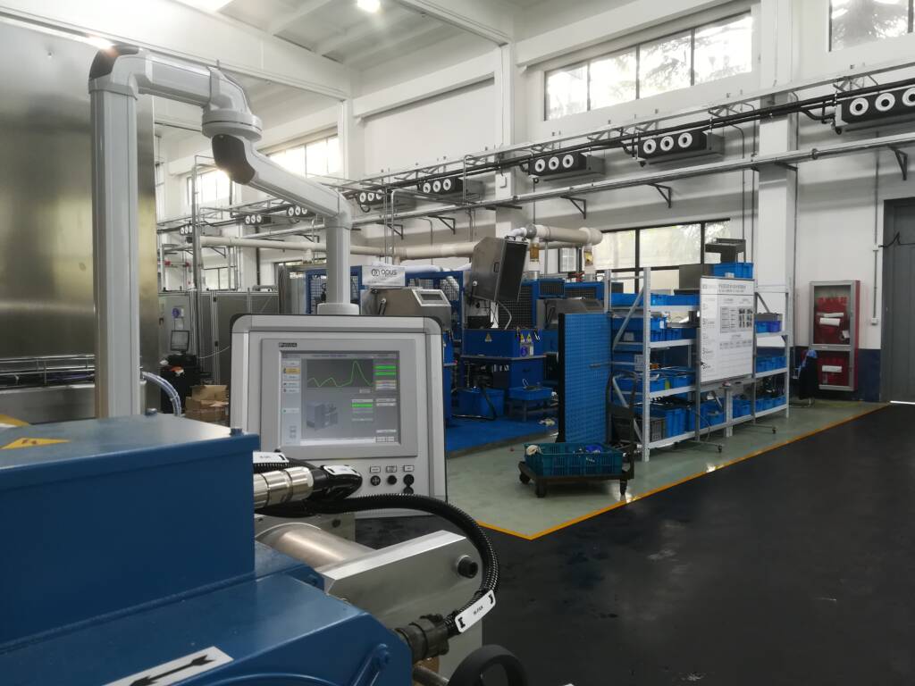 laboratorio dove sono presenti dei banchi di prova di opus automazione