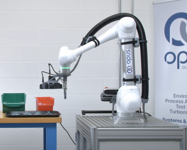 Cella robotizzata per sistema controllo qualità con braccio robot e banco di ispezione