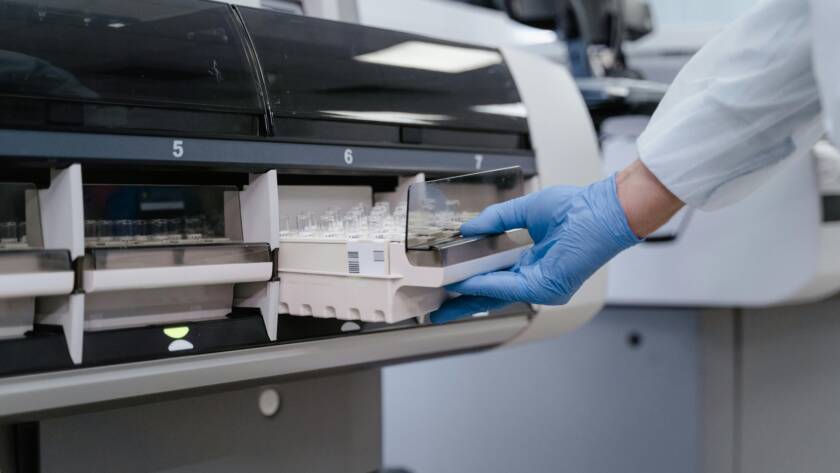 operatore che prende un campione chimico in un laboratorio