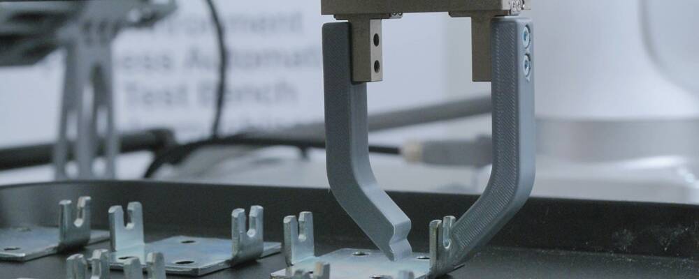 Spostamento tramite end effector, di un robot collaborativo, di componenti di produzione