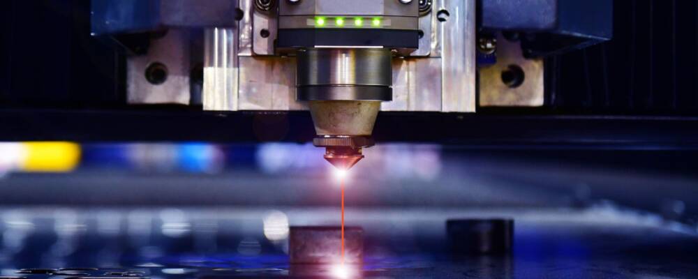 Robot che esegue taglio laser in azienda